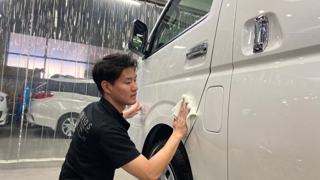 トヨタ・ハイエース：クラスM施工：仕上げ作業工程：コーティング剤を塗布しレベリングしている様子１