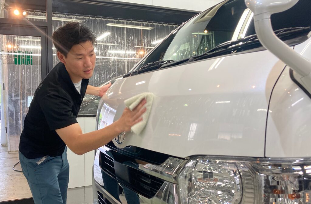トヨタ・ハイエース：クラスM施工：仕上げ作業工程：コーティング剤を塗布しレベリングしている様子３