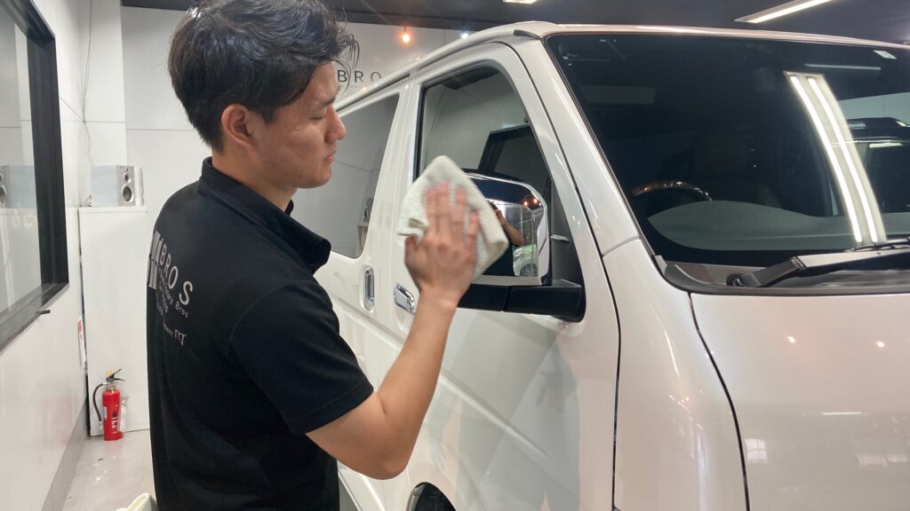トヨタ・ハイエース：クラスM施工：仕上げ作業工程：コーティング剤を塗布しレベリングしている様子２