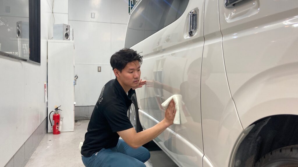 トヨタ・ハイエース：クラスＭ施工：仕上げ作業工程：レベリングしている様子１