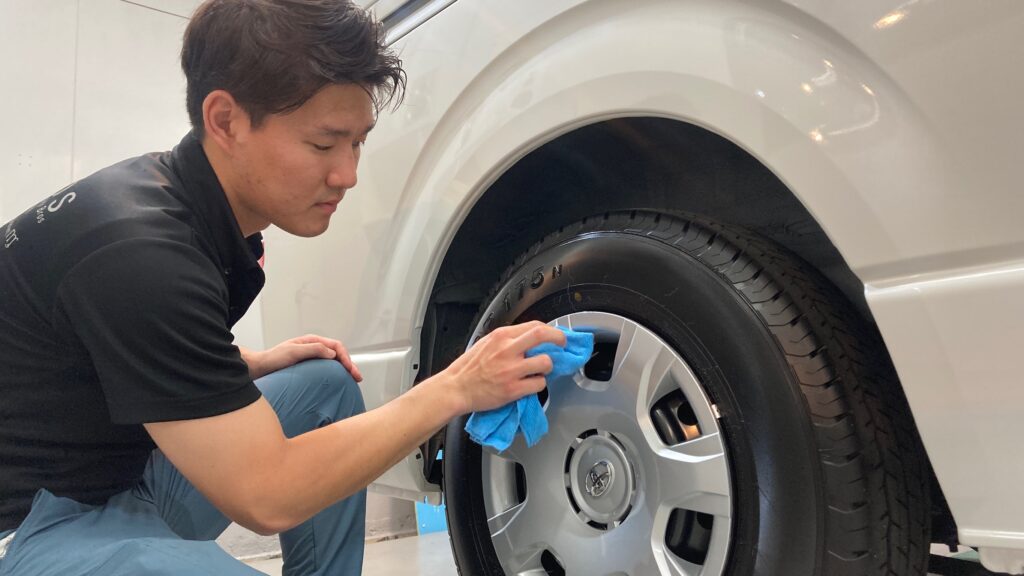 トヨタ・ハイエース：クラスM施工：仕上げ作業工程：ホイールを拭きあげている様子