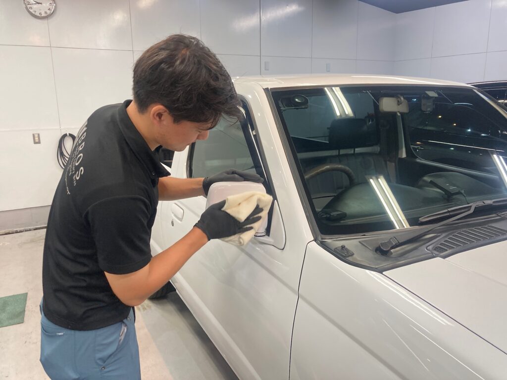 日産・ダットサン：クラスＭ施工：仕上げ作業工程：コーティング剤を塗布後、レベリングしている様子２
