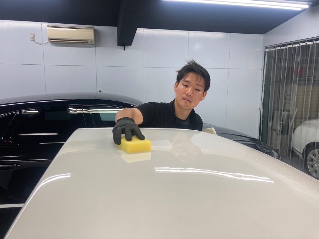日産・ダットサン：クラスＭ施工：仕上げ作業工程：コーティング剤を塗布している様子