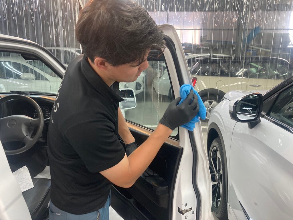 日産・ダットサン：クラスＭ施工：仕上げ作業工程：エッジを拭き上げている様子
