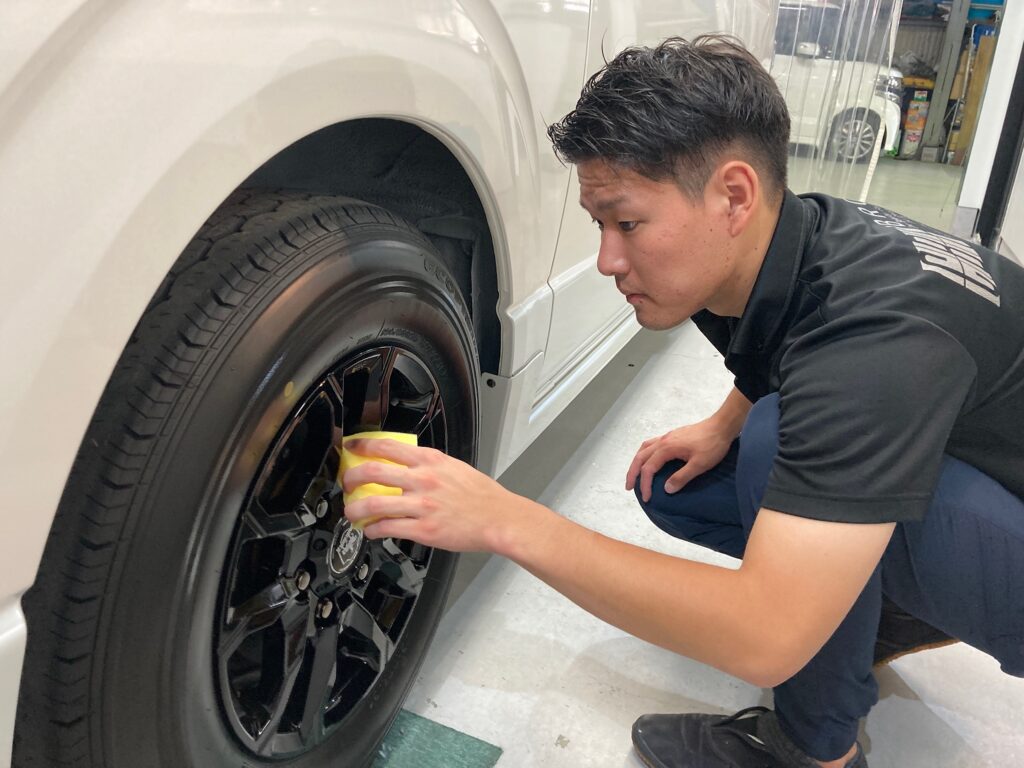 トヨタ・ハイエース：クラスＭ施工：仕上げ作業工程：ホイールコーティング施工の様子