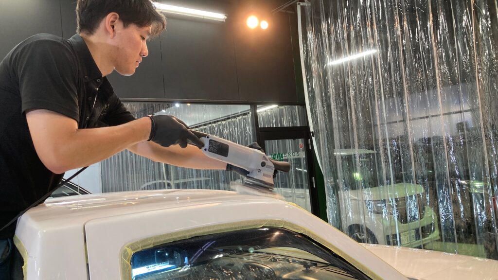 日産・ダットサン：クラスＭ施工：下地処理工程：研磨している様子４