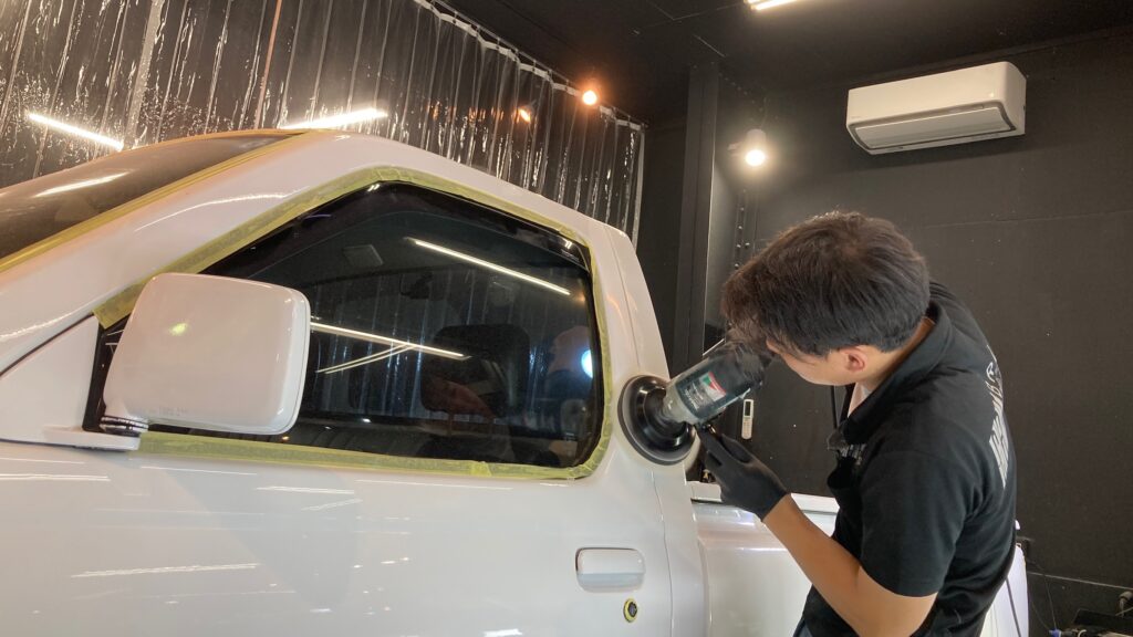 日産・ダットサン：クラスＭ施工：下地処理工程：研磨している様子３