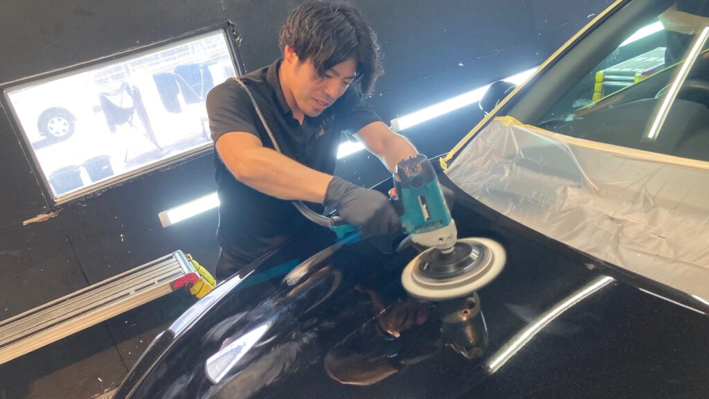 アウディ・Ａ５：クラスＭ施工：下地処理工程：シングルアクションポリッシャーで研磨している様子１
