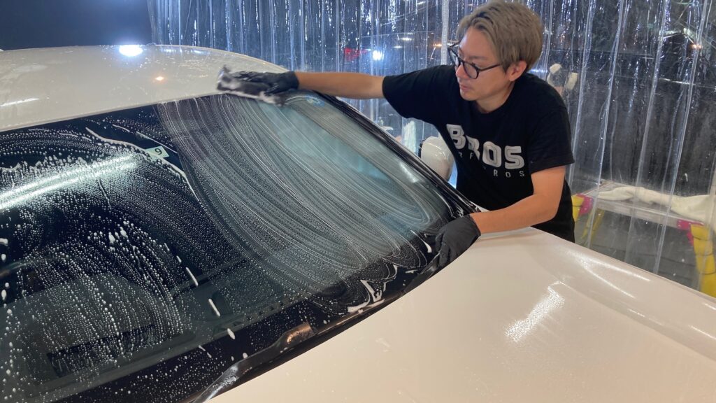 BMW・３シリーズ：クラスM施工：下地処理工程：洗車している様子