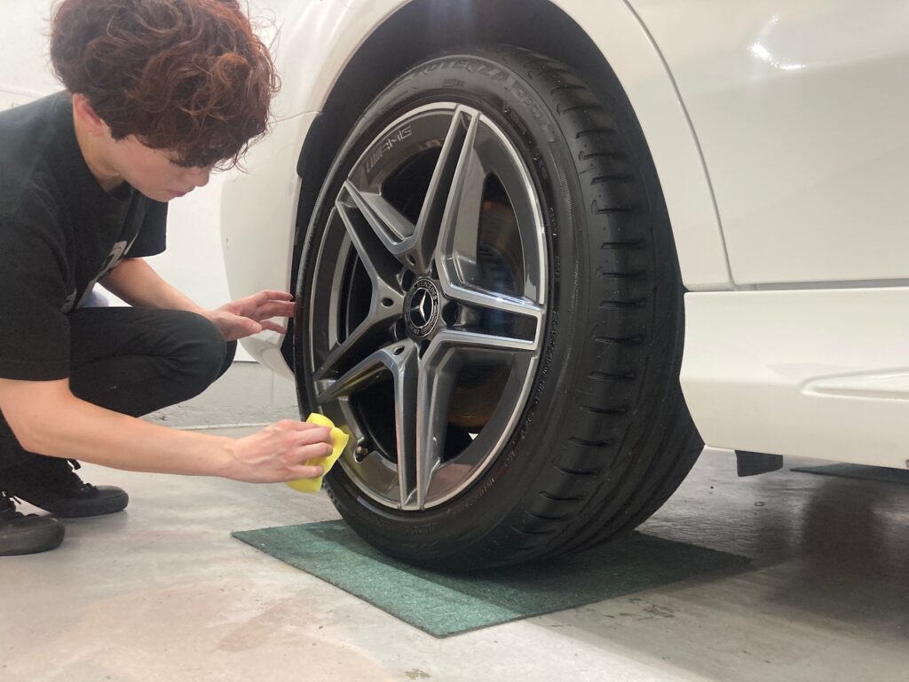 メルセデス・ベンツ・Cクラス：仕上げ作業工程：ホイールコーティングをしている様子