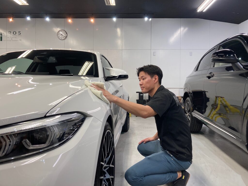 BMW・M２：クラスM：仕上げ作業工程：コーティング剤を塗布しレベリングしている様子２
