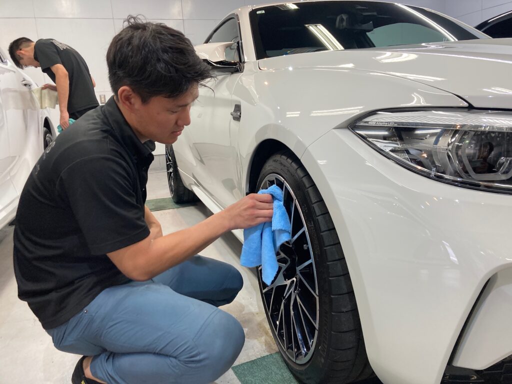 BMW・M２：クラスM：仕上げ作業工程：ホイールを拭き上げている様子