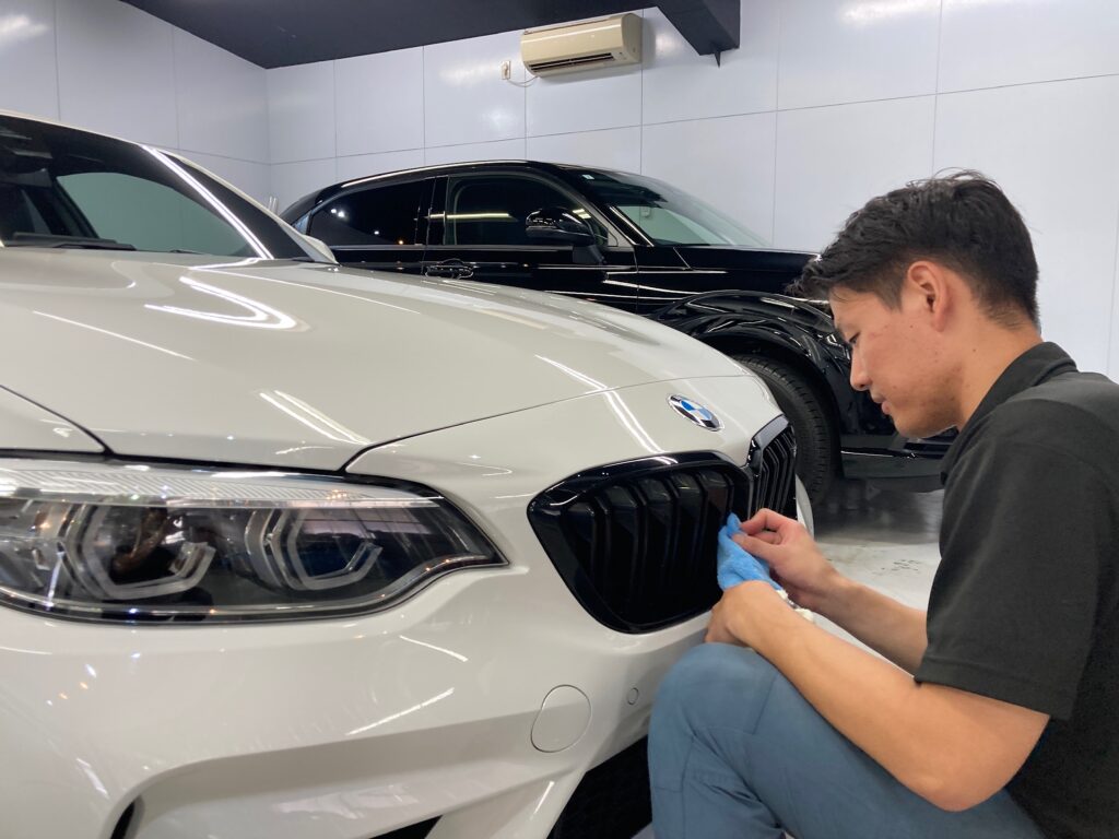 BMW・M２：クラスM：仕上げ作業工程：グリルを拭き上げている様子