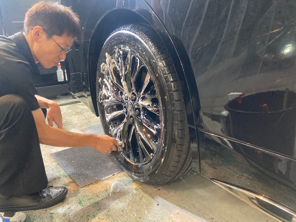 トヨタ・新型ヴェルファイア：クラスM施工：下地処理工程：ホイールを洗浄している様子