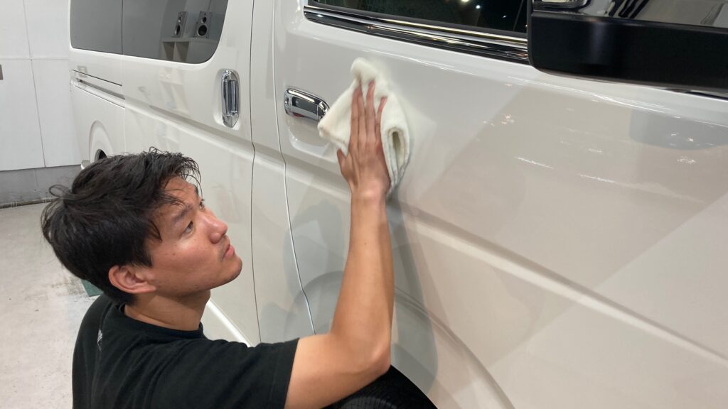 トヨタ・ハイエース・クラスM施工：仕上げ作業工程：コーティング剤を塗布しレベリングしている様子２