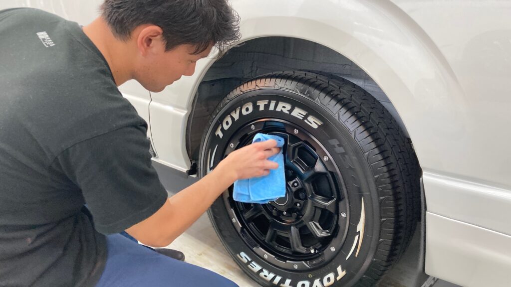 トヨタ・ハイエース・クラスM施工：仕上げ作業工程：ホイールを拭き上げている様子