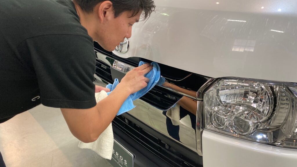 トヨタ・ハイエース・クラスM施工：仕上げ作業工程：細部を拭き上げている様子