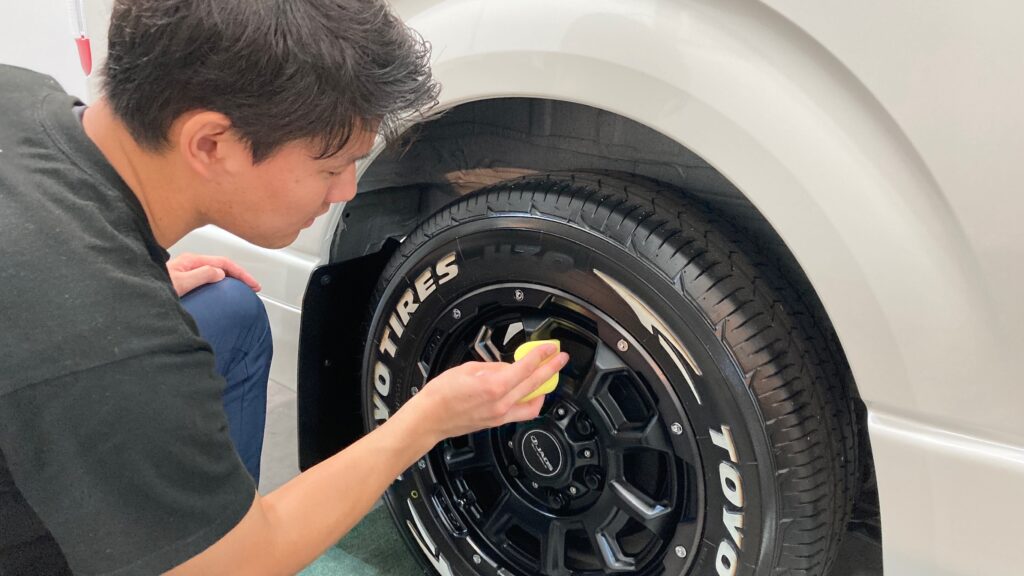 トヨタ・ハイエース・クラスM施工：仕上げ作業工程：ホイールコーティングの様子