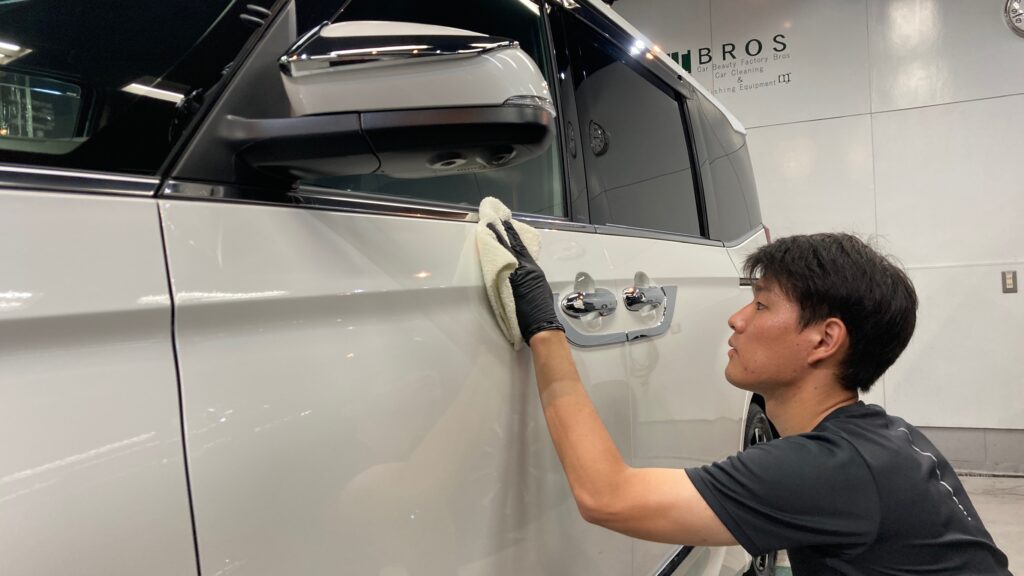 トヨタ・ノア：クラスM施工：仕上げ作業工程：コーティング剤を塗布し、レベリングしている様子２