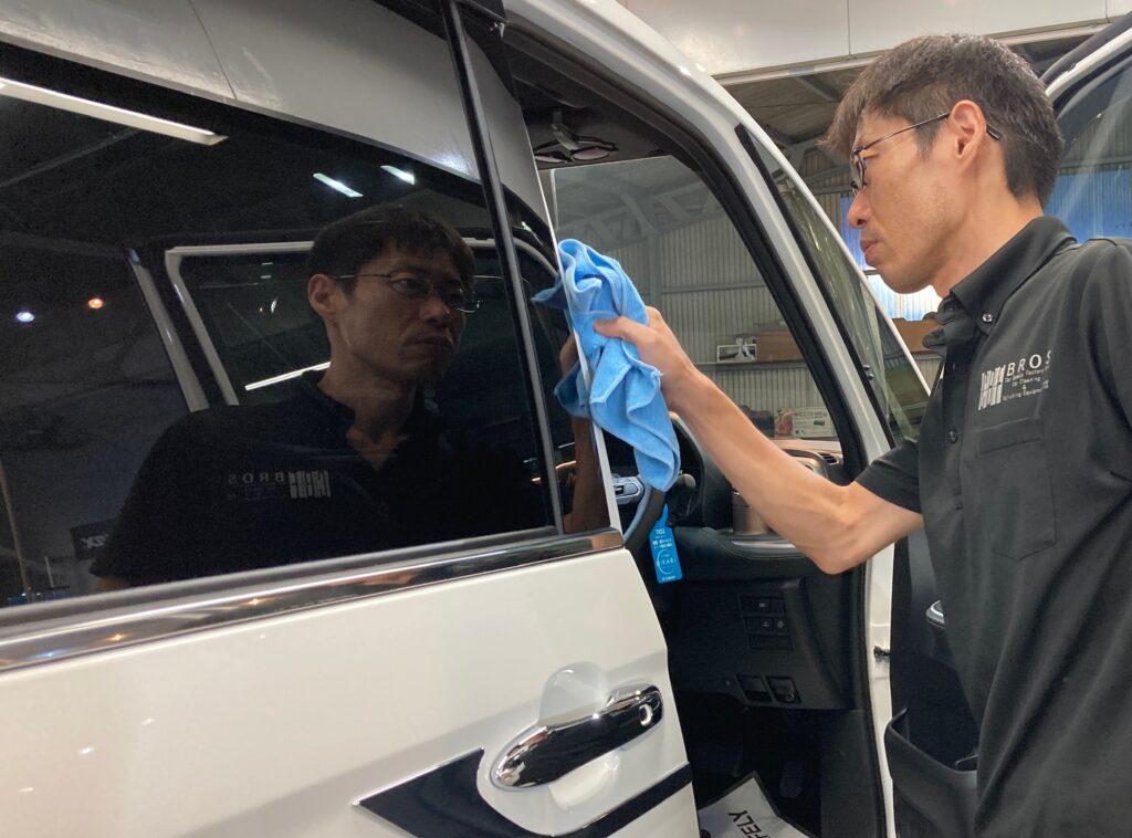 トヨタ・ノア：クラスM施工：仕上げ作業工程：エッジを拭き上げている様子