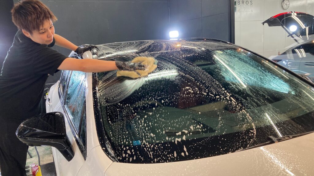 レクサス・RX：クラスM施工：下地処理工程：洗車している様子