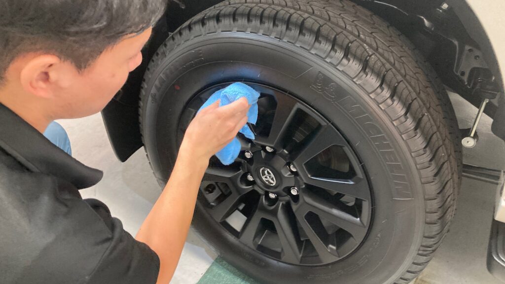 トヨタ・ランドクルーザー：クラスM施工：仕上げ作業工程：ホイールを拭き上げている様子