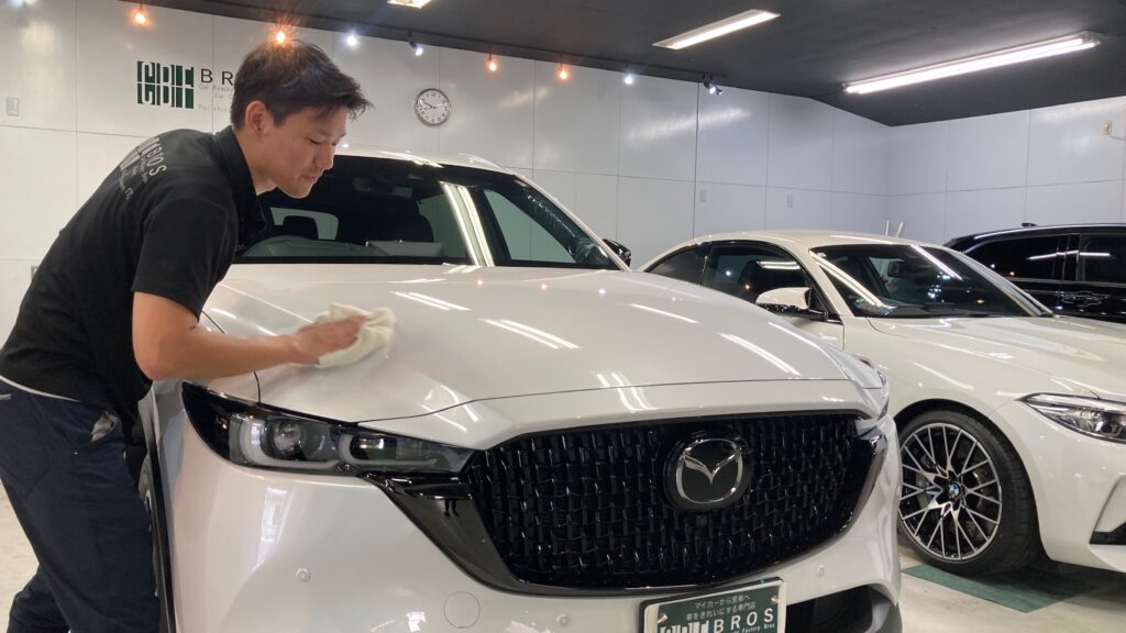 マツダ・cx-8：クラスＭ施工：仕上げ作業工程：コーティング剤を塗布後、レベリングしている様子１
