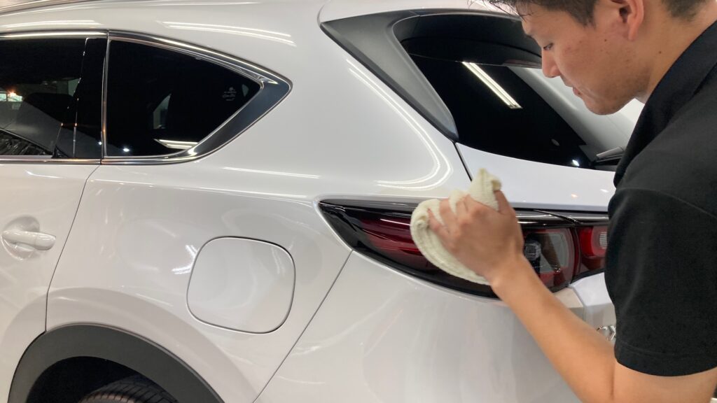 マツダ・cx-8：クラスＭ施工：仕上げ作業工程：ホイールを拭き上げている様子４