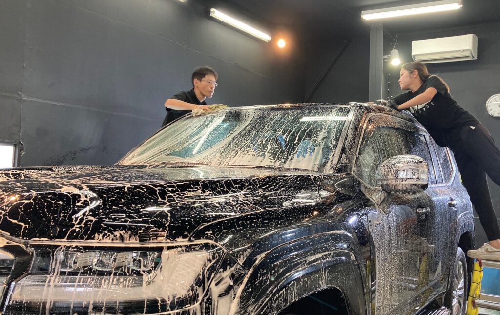トヨタ・ランドクルーザー：クラスM施工：下地処理工程：洗車の様子
