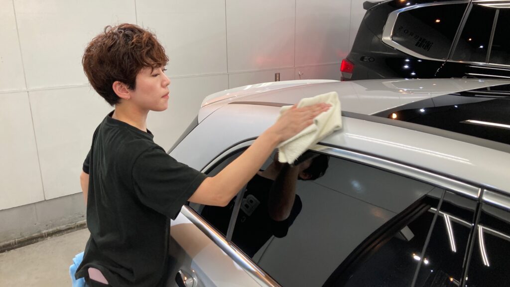 メルセデス・ベンツ・A３５：クラスM施工：仕上げ作業工程：コーティング剤を塗布後、レベリングしている様子