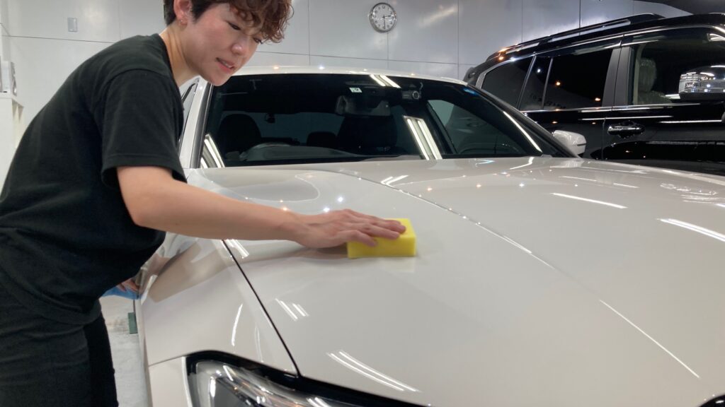 BMW・３シリーズ：クラスM施工：仕上げ作業工程：コーティング剤を塗布している様子