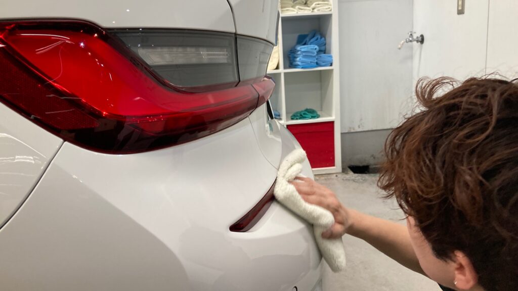 BMW・３シリーズ：クラスM施工：仕上げ作業工程：コーティング剤を塗布後、レベリングしている様子２
