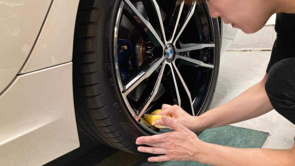 BMW・３シリーズ：クラスM施工：仕上げ作業工程：ホイールコーティングを施工している様子