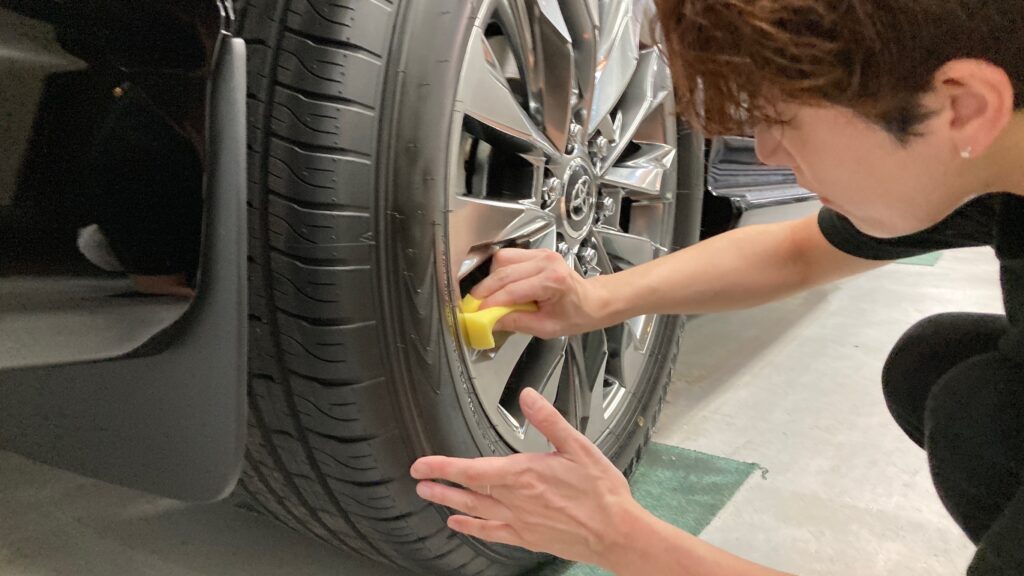 トヨタ・ランドクルーザー：クラスM施工：仕上げ作業工程：愛車パックを施工している様子２