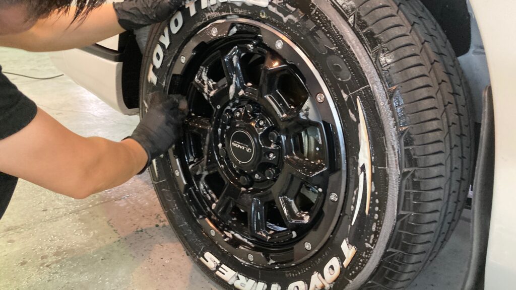 トヨタ・ハイエース・クラスM施工：下地処理工程：ホイールを洗浄している様子