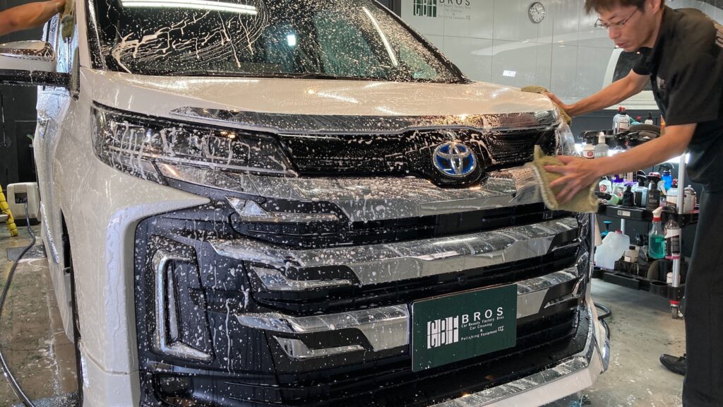 トヨタ・ノア：クラスM施工：下地処理工程：洗車をしている様子