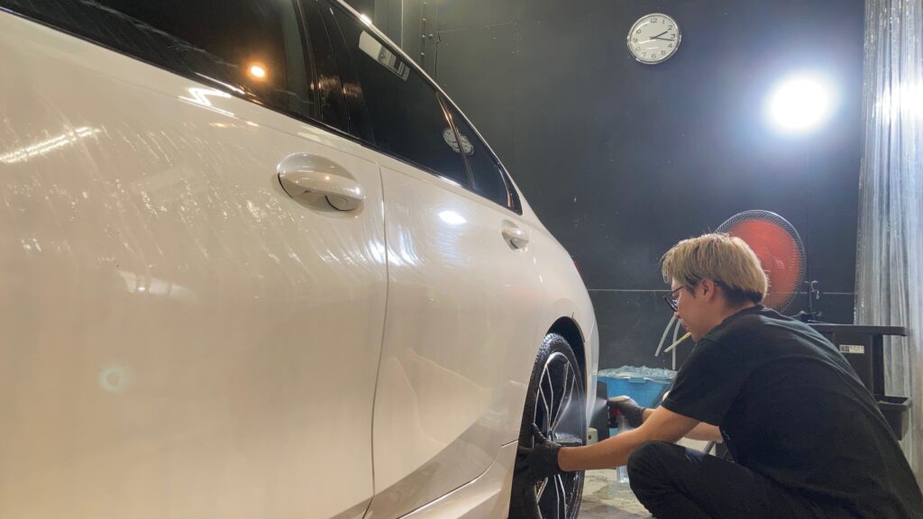 BMW・３シリーズ：クラスM施工：下地処理工程：ホイールを洗浄している様子