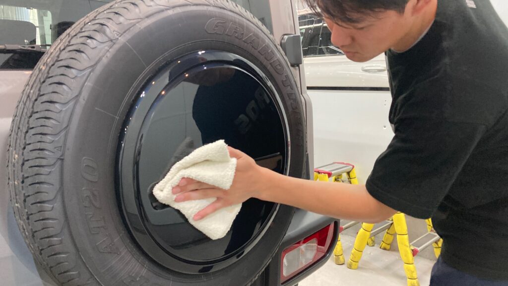 スズキ・ジムニーシエラ：クラスＭ施工：仕上げ作業工程：コーティング剤を塗布後、レベリングしている様子１