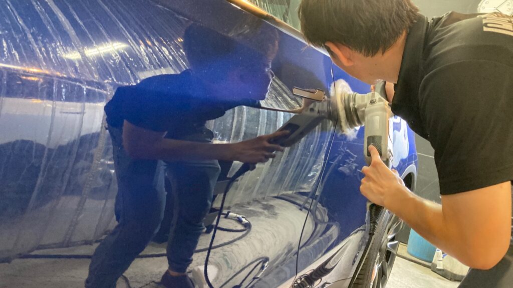 テスラ・モデルY：クラスM施工：下地処理工程：研磨している様子３