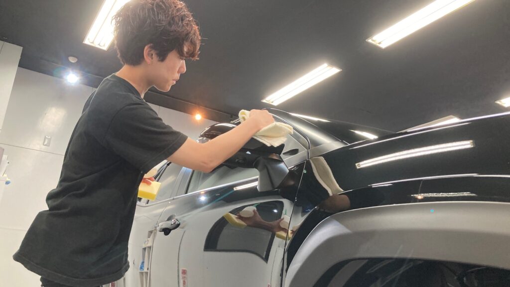 トヨタ・ヤリスクロス：クラスm施工：仕上げ作業工程：コーティング剤を塗布し、レベリングしている様子