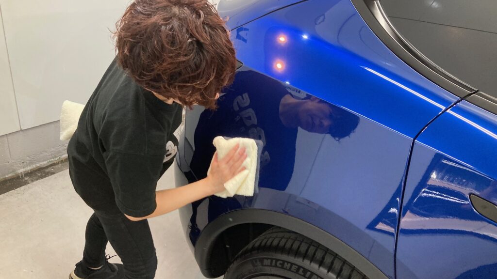 テスラ・モデルY：クラスM施工：仕上げ作業工程：コーティング剤を塗布後、レベリングしている様子２