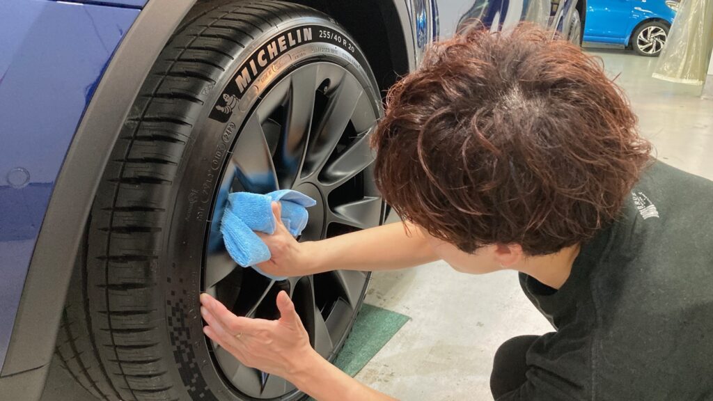 テスラ・モデルY：クラスM施工：仕上げ作業工程：ホイールを拭き上げている様子