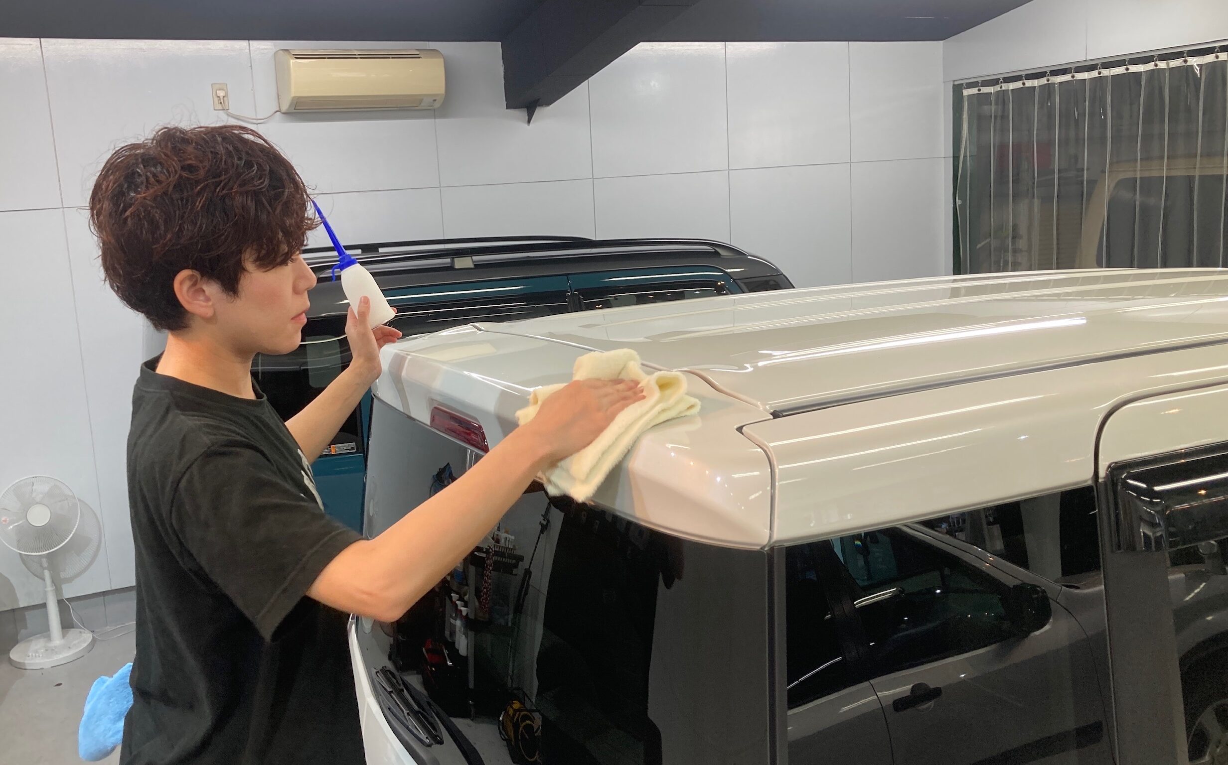 三菱・ｅｋスペース：クラスＭ施工：仕上げ作業工程：コーティング剤を塗布しレベリングしている様子２