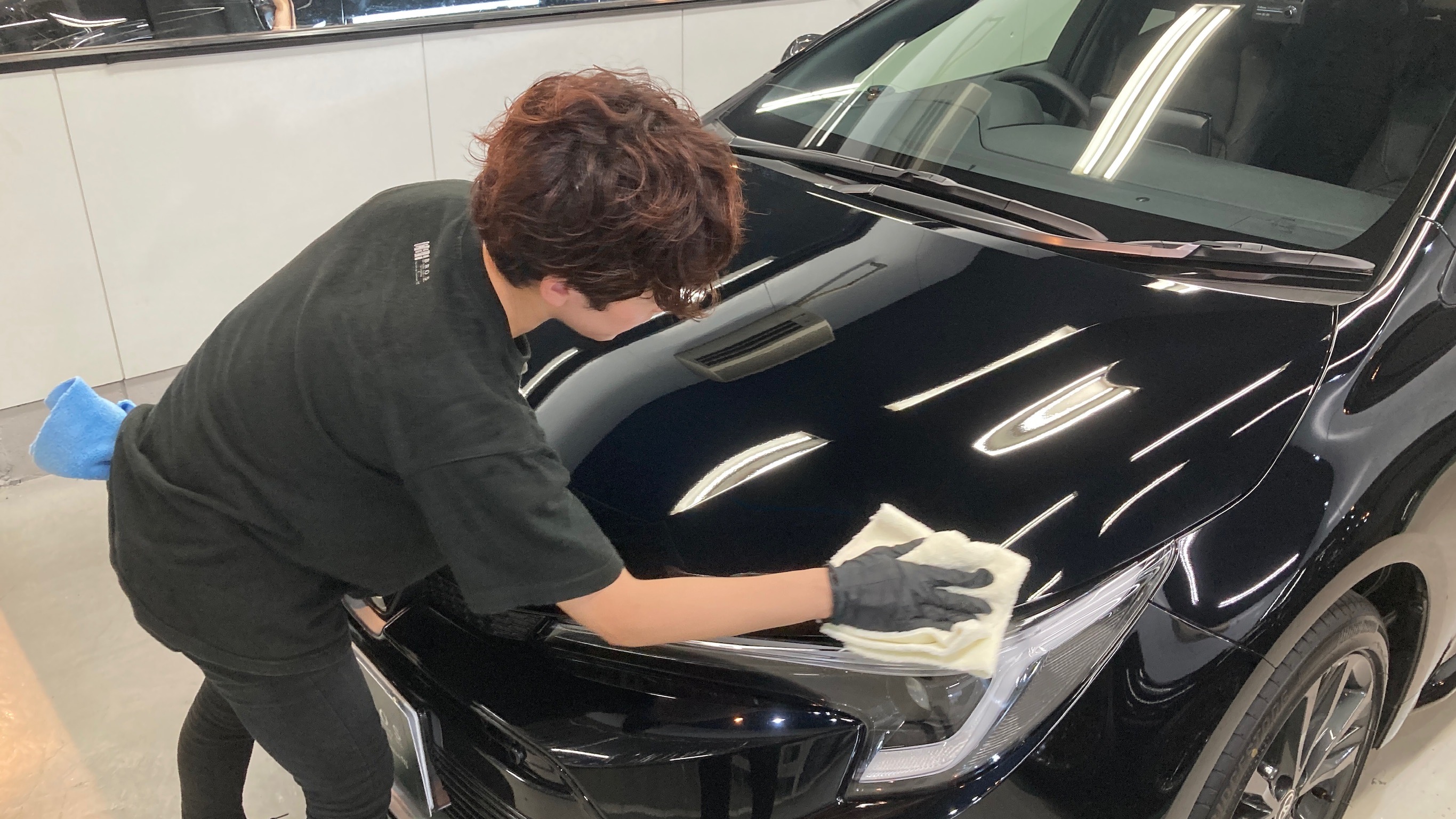 トヨタ・カローラツーリング：クラスM施工：仕上げ作業工程：コーティング剤を塗布しレベリングしている様子１