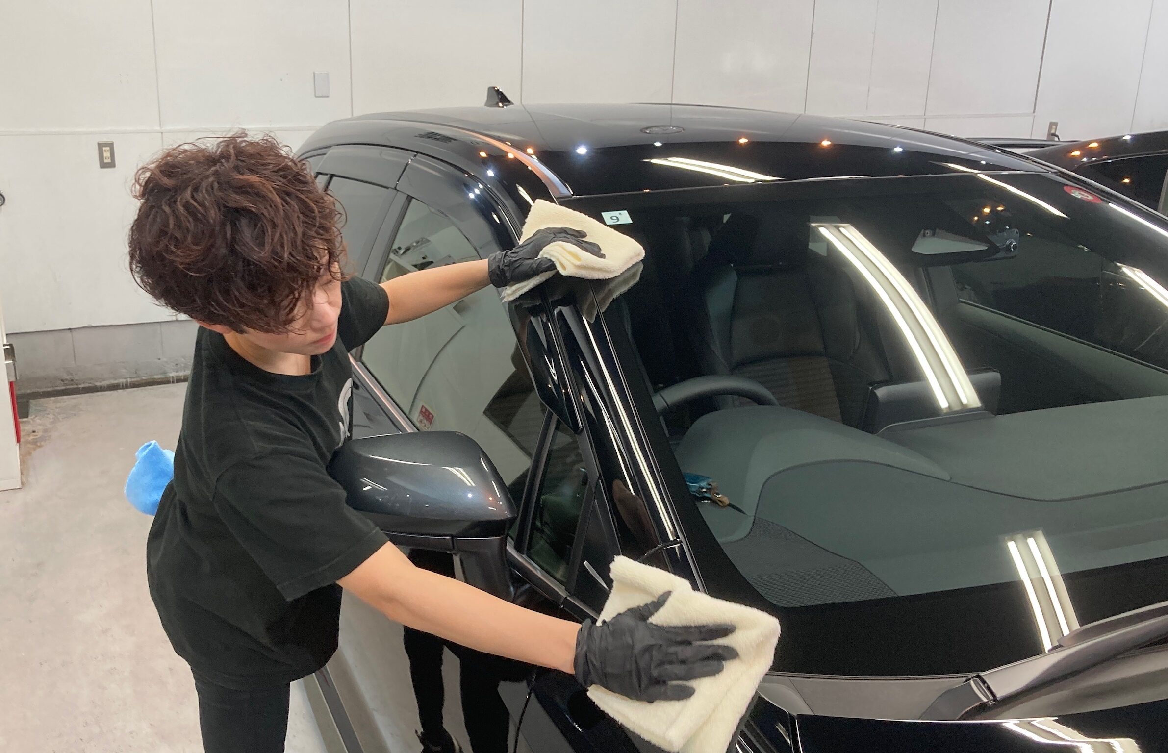 トヨタ・カローラツーリング：クラスM施工：仕上げ作業工程：コーティング剤を塗布しレベリングしている様子２