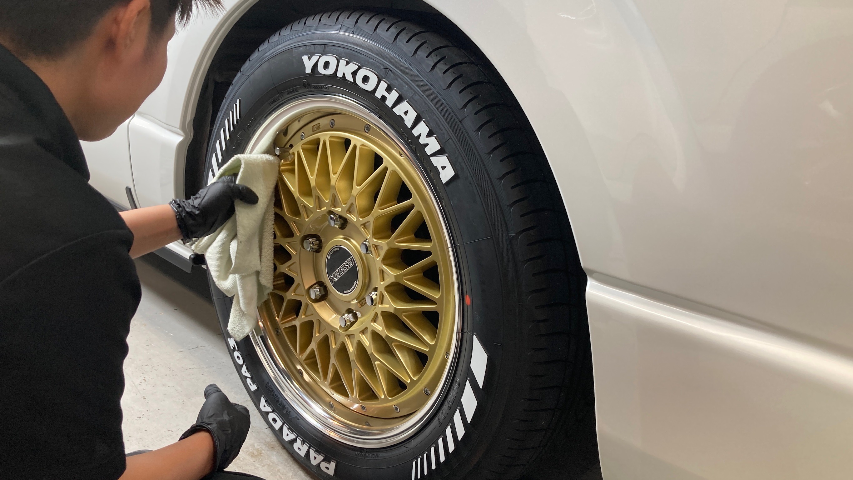 トヨタ・ハイエース：クラスM施工：仕上げ作業工程：ホイールを拭き上げている様子