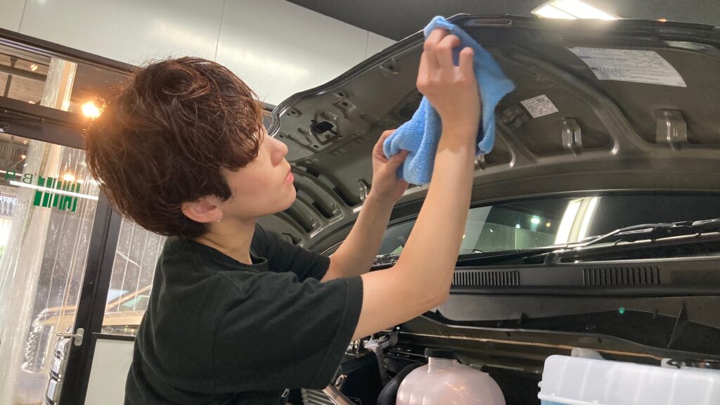 トヨタ・ハイエースワイド：クラスＭ施工：仕上げ作業工程：エンジンルーム内を拭き上げている様子