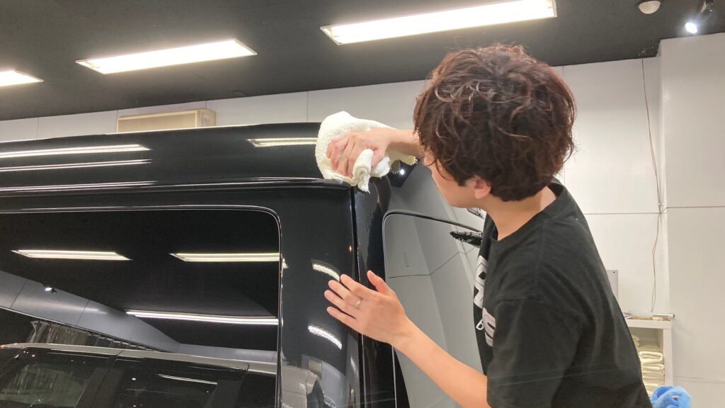 トヨタ・ハイエースワイド：クラスＭ施工：仕上げ作業工程：細部を拭き上げている様子