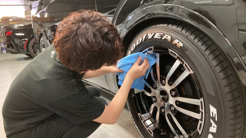 トヨタ・ハイエースワイド：クラスＭ施工：仕上げ作業工程：ホイールを拭き上げている様子