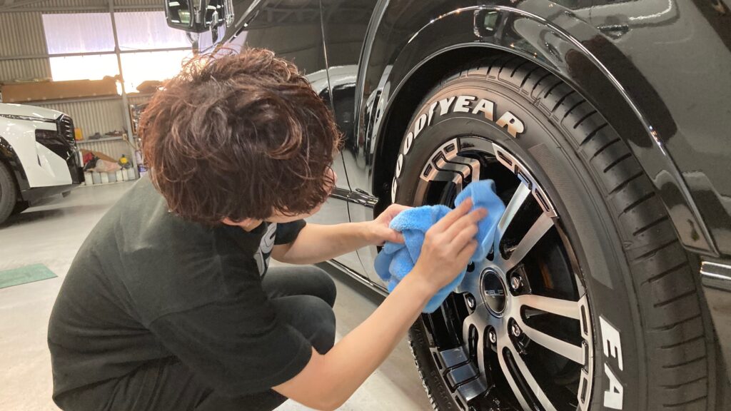 トヨタ・ハイエースワイド：クラスＭ施工：仕上げ作業工程：ホイールコーティングを施工している様子